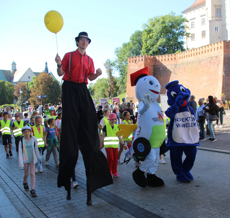 Fotografia: Przemarsz uczni&oacute;w Szkoły Podstawowej pod Wawelem